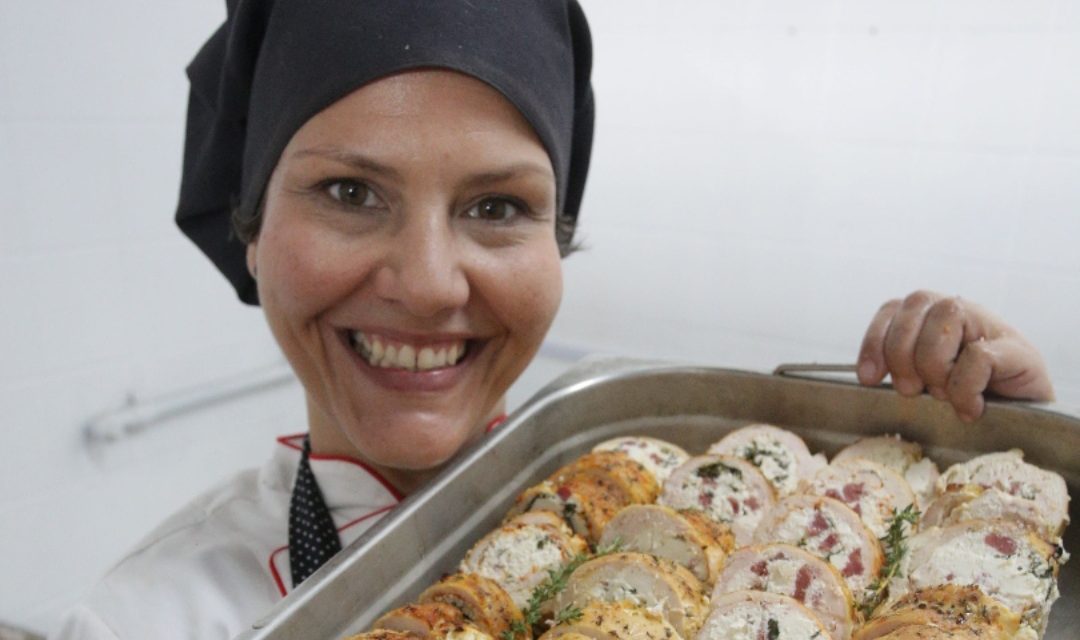 Cardápio preparado por chefs renomados faz sucesso entre frequentadores do Restaurante Popular