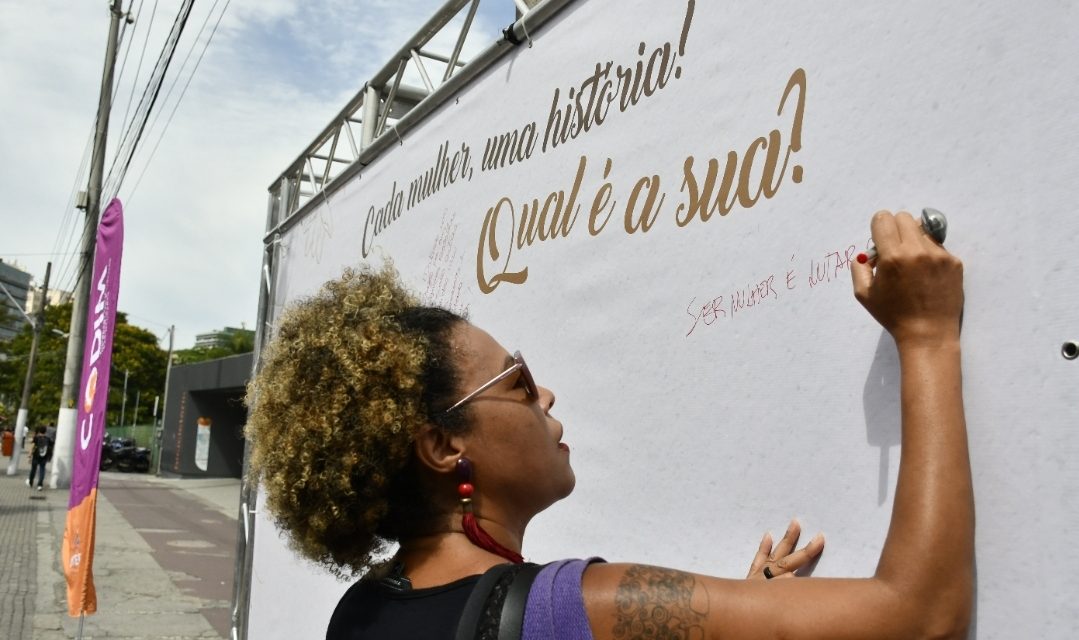 Dia da Mulher: ação na Praça Arariboia convida mulheres a registrarem, em um painel, a sua história 