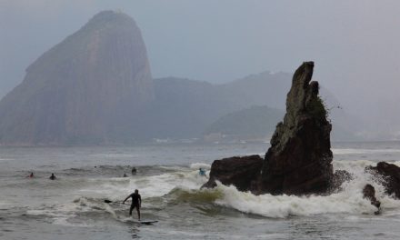 Previsão de boas ondas para a disputa do campeonato de surfe Itapuca Legends