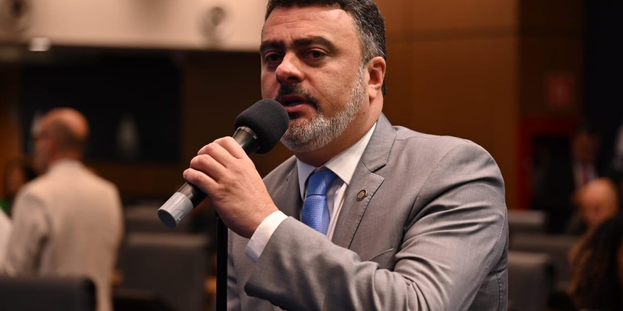 Deputado estadual Vitor Junior entra com representação no MP para garantir pagamento do piso nacional do magistério