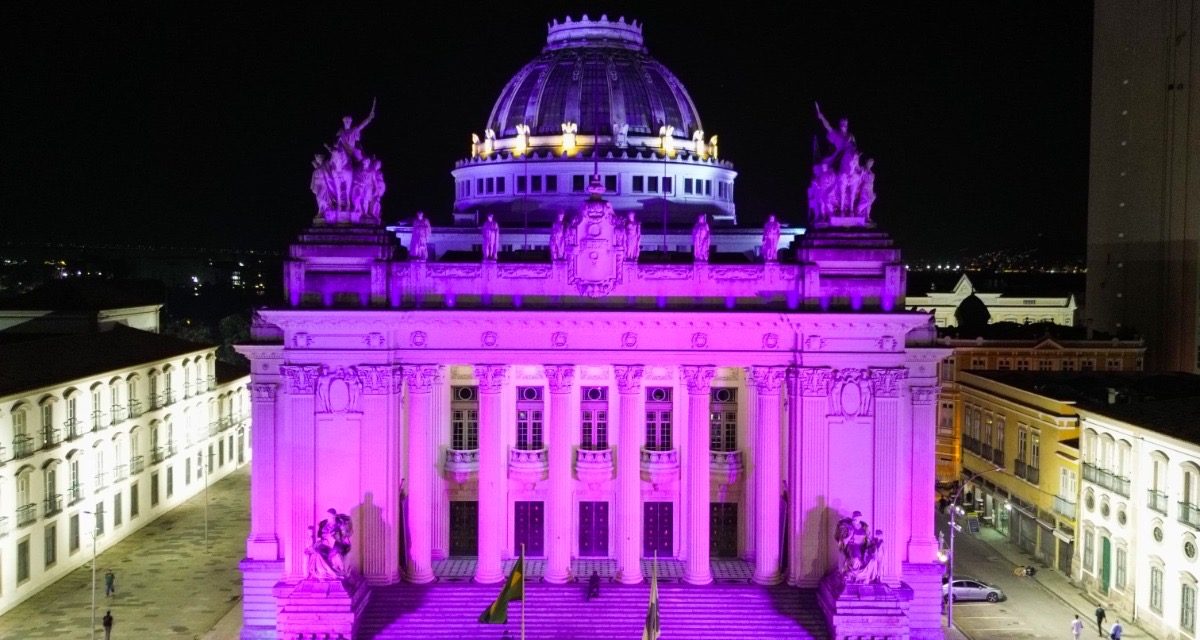 Palácio Tiradentes ganha iluminação especial pelo Dia Mundial de Conscientização da Fibromialgia