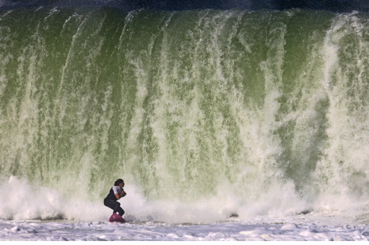 Surfistas enfrentarão nesta quarta-feira ondas de até cinco metros e forte potência previstas para a Praia de Itacoatiara durante o Itacoatiara Big Wave 2024