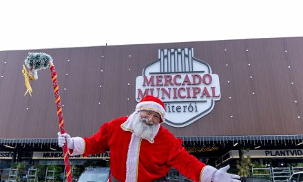 Papai Noel chega neste sábado de helicóptero no Mercado Municipal Niterói