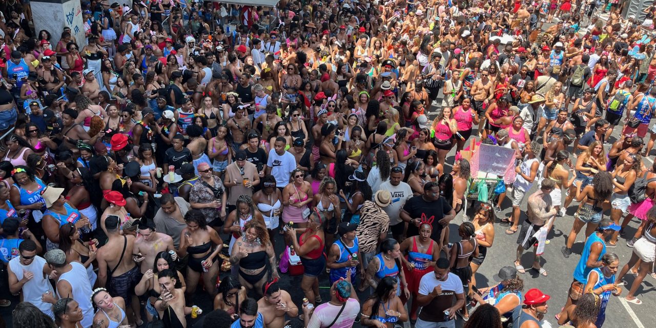 Mais de 250 mil foliões curtem o Carnaval em Niterói